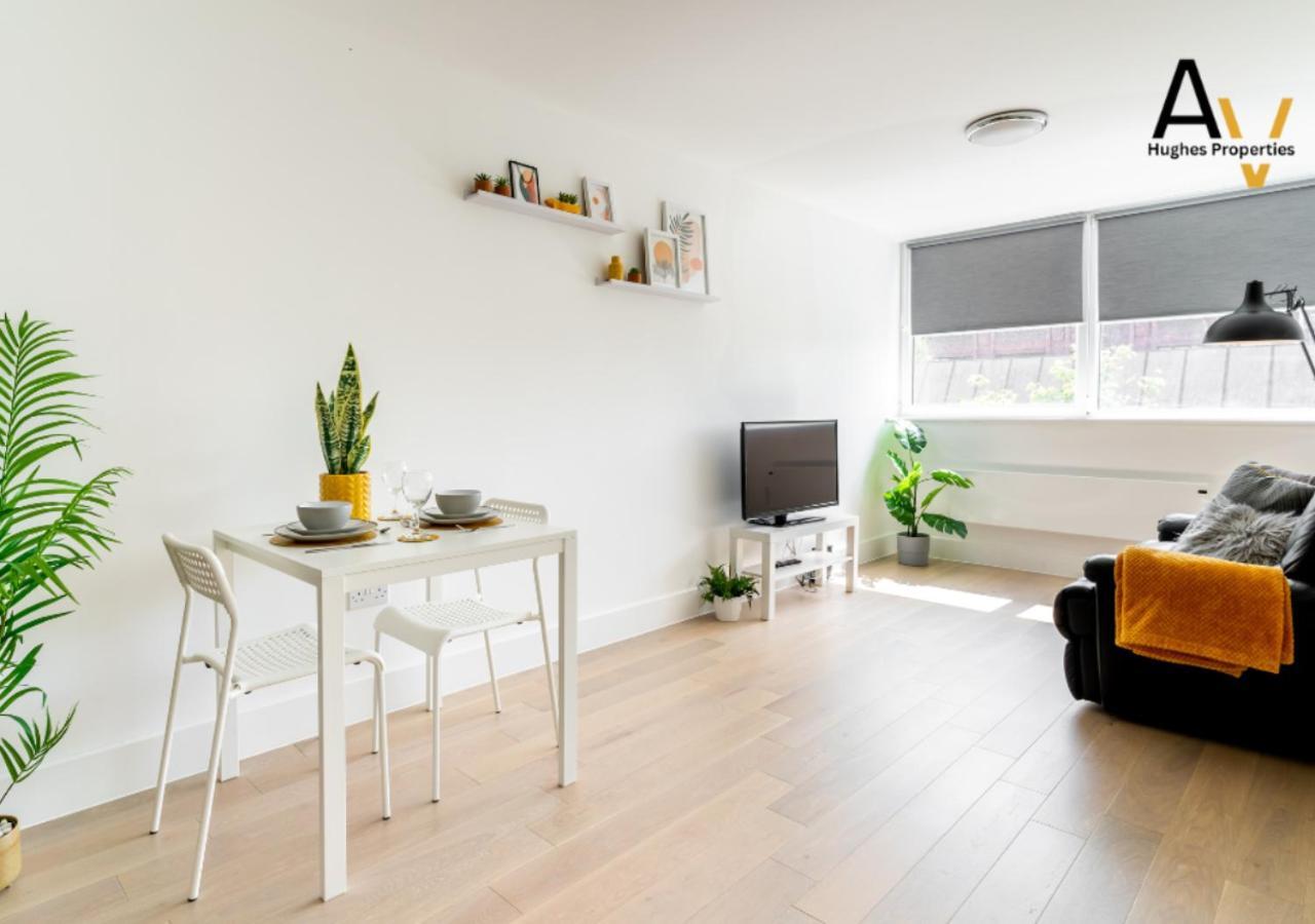 Stylish One-Bedroom Apartment - Free Wi-Fi, 4 Mins From Station, Perfect For Business Stays By Av Hughes Properties 米尔顿凯恩斯 外观 照片